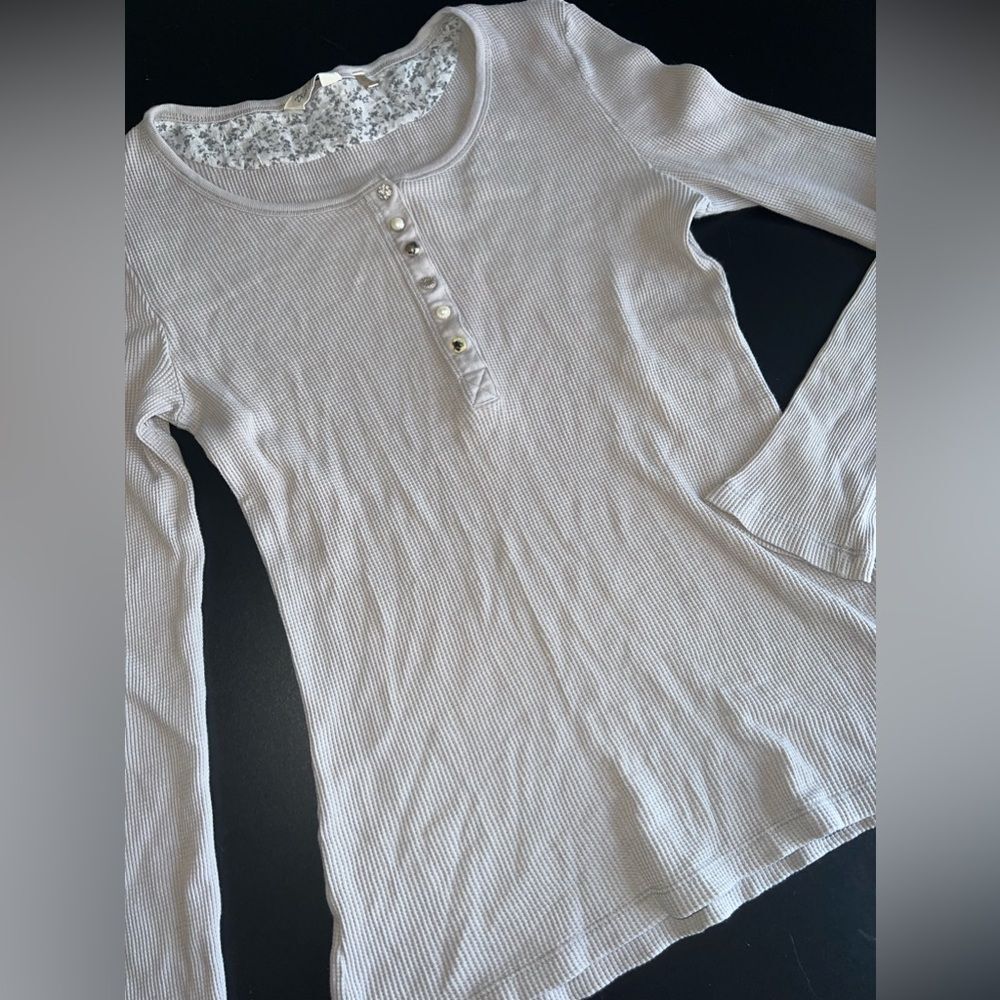 Dylan by True Grit Light Gray Thermal top W/ Cute Buttons Size Medium EUC